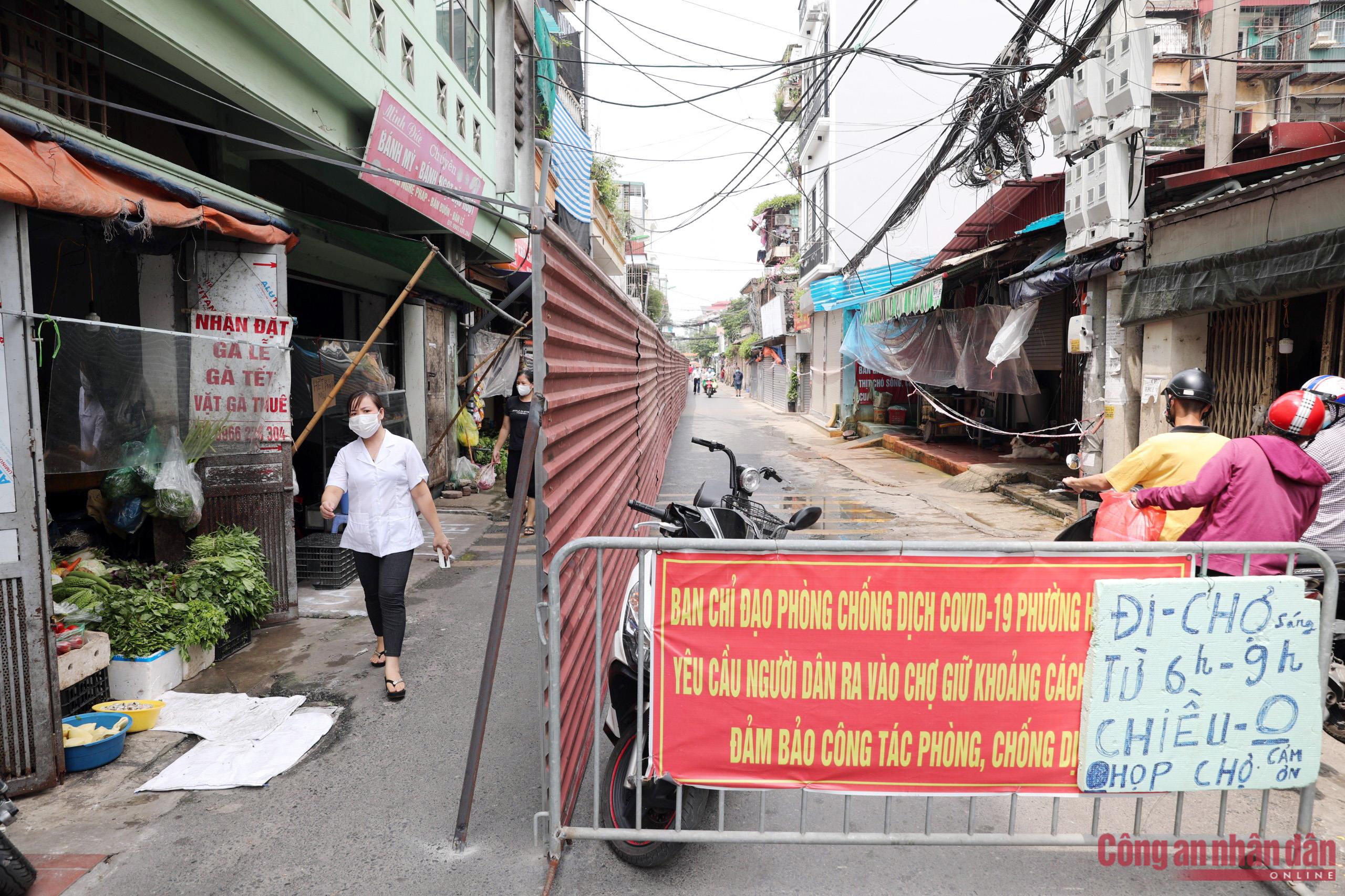 Ngõ nhỏ ở Hà Nội lập rào chắn cứng ngăn đôi để chống dịch - Báo ...
