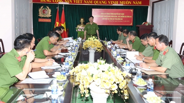 Deputy Minister Nguyen Duy Ngoc works with Dong Nai police - Public ...