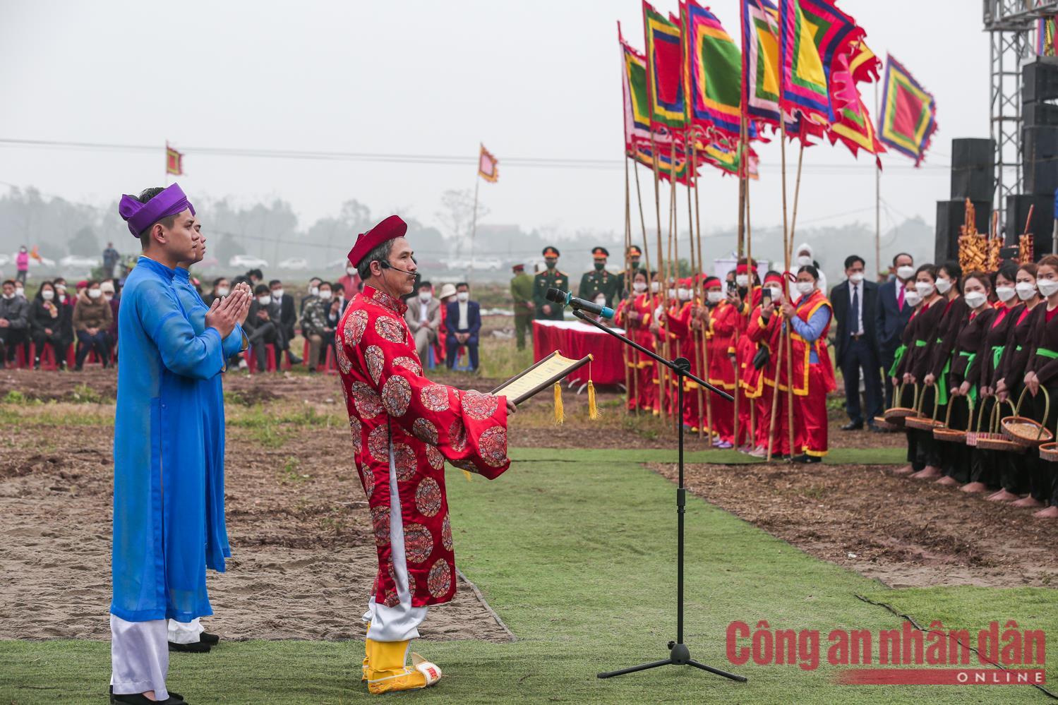 Chủ tịch nước Nguyễn Xuân Phúc dự Lễ hội Tịch Điền Đọi Sơn -0