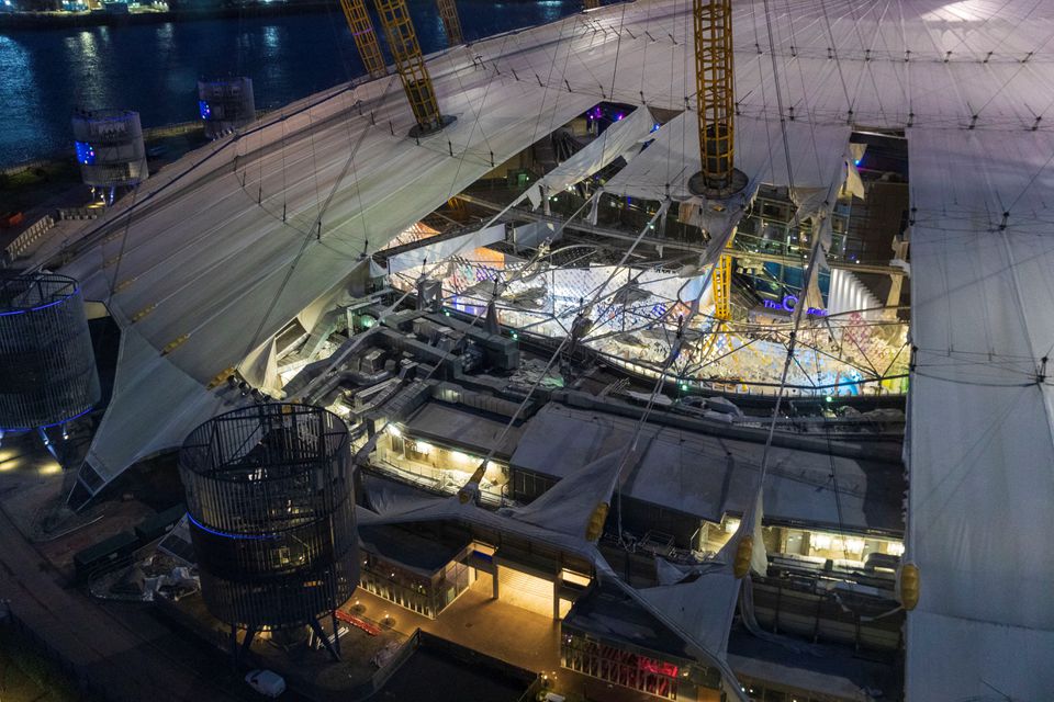 Mái vòm sân vận động nổi tiếng của Anh bị thổi bay vì gió bão  - 0