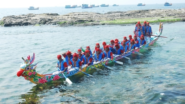 Đặc sắc Lễ hội đua thuyền tứ linh ở đảo Lý Sơn - Báo Công an Nhân dân điện  tử