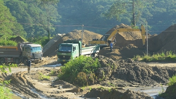 thumbnail - Rầm rộ khai thác cát dưới hình thức nạo vét hồ thủy điện Đa Nhim