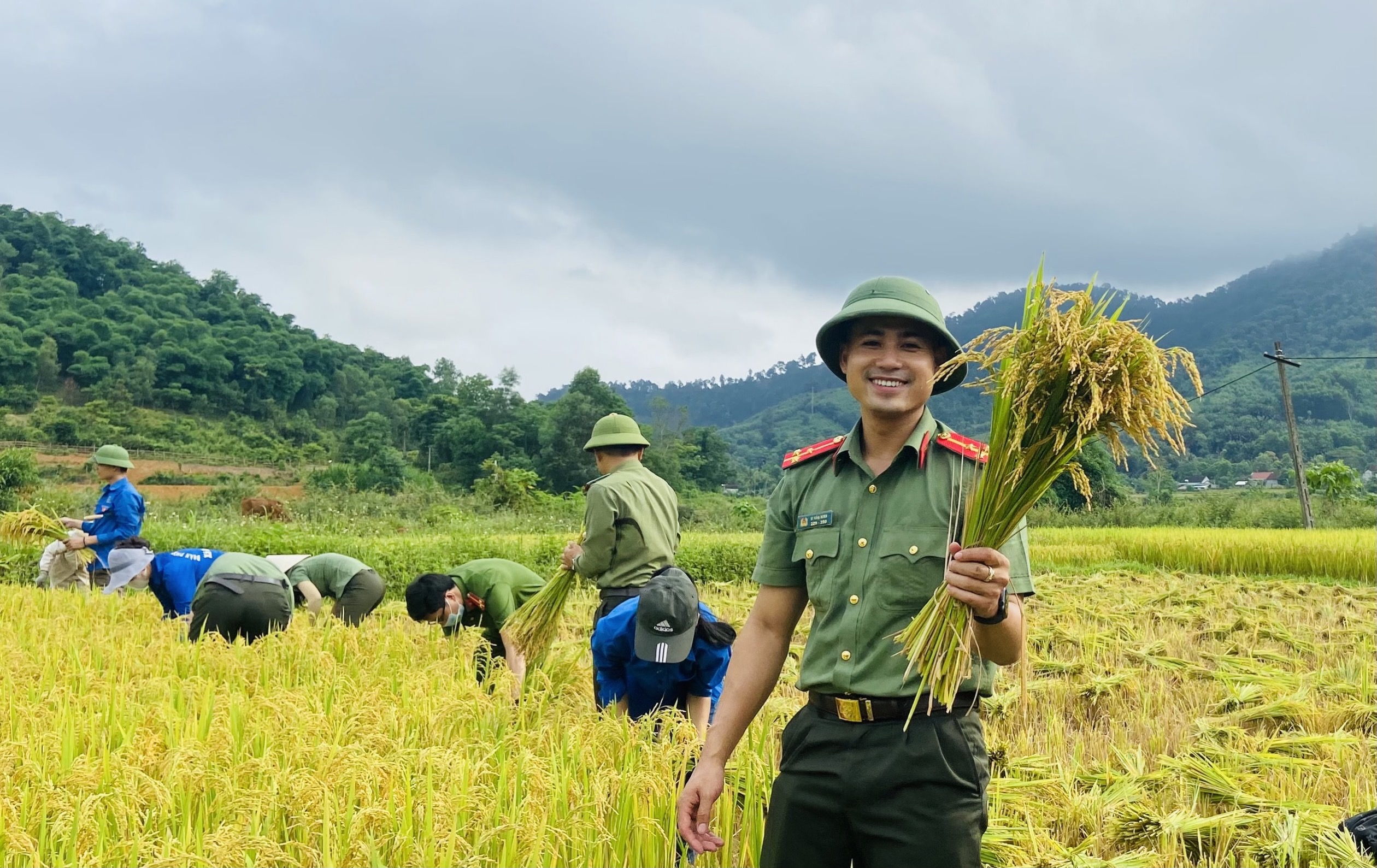 thumbnail - Công an giúp dân gặt lúa chạy mưa lốc