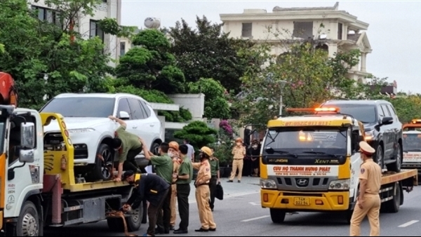 thumbnail - Công an tạm giữ nhiều ô tô xịn khi bắt nguyên Chủ tịch UBND TP Hạ Long