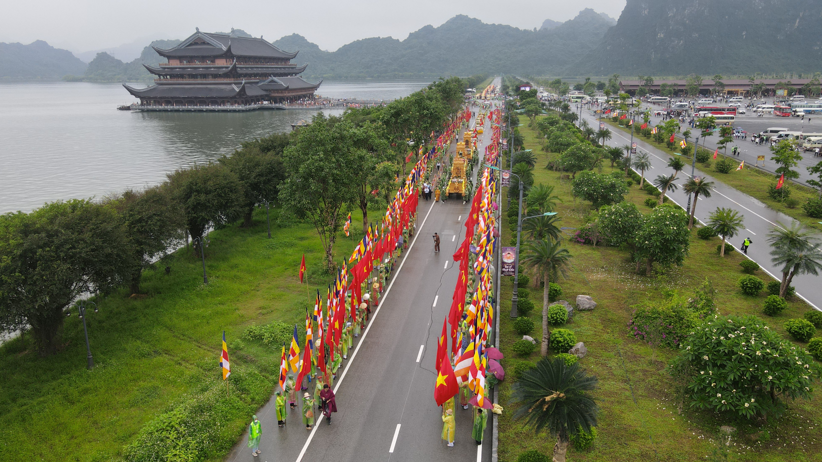 Hàng vạn người đội mưa mừng lễ Phật Đản 2022 - Báo Công an nhân dân điện tử