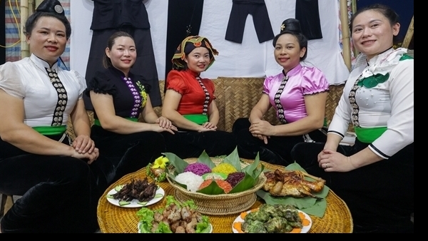 Lễ hội ẩm thực tại Festival Huế 2022 thu hút hàng nghìn du khách
