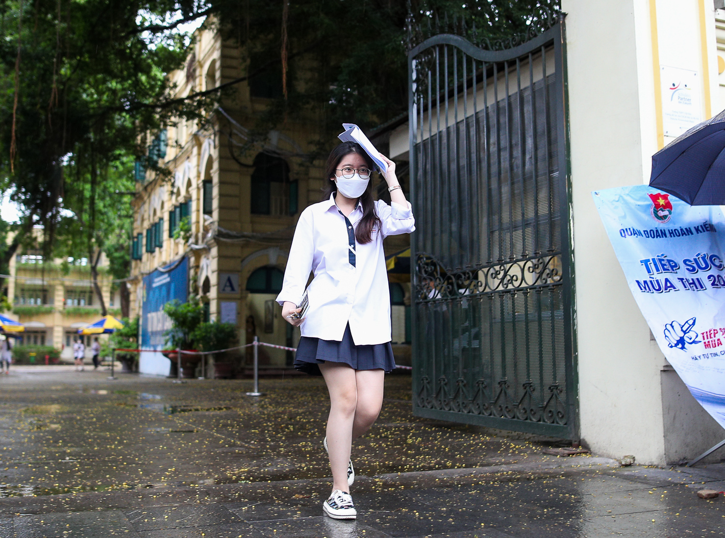 Phụ huynh đội mưa đón các sĩ tử -3