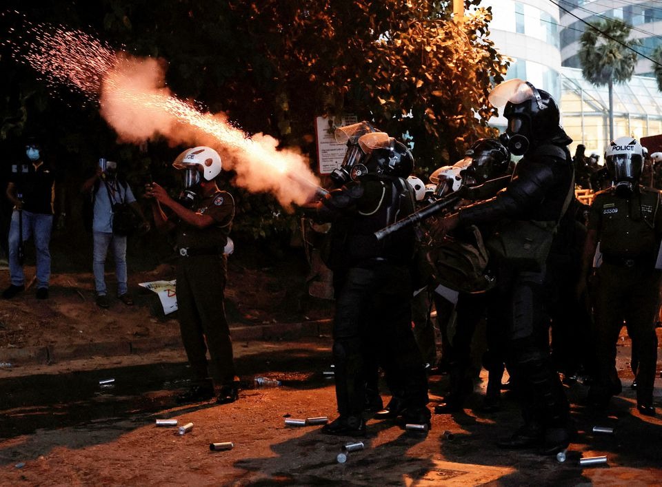 Sri Lanka: Người biểu tình tràn vào dinh tự Tổng thống, cảnh sát bất lực  - 4