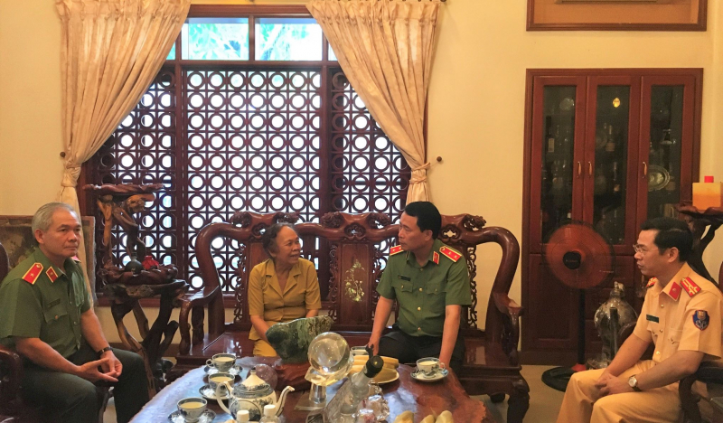 Deputy Minister Le Quoc Hung visits families of late MPS leaders - 0
