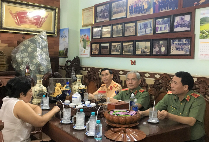 Deputy Minister Le Quoc Hung visits families of late MPS leaders - 1