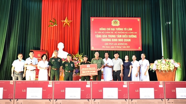 thumbnail - Trao quà của Đại tướng Tô Lâm tặng Trung tâm điều dưỡng thương binh Nho Quan