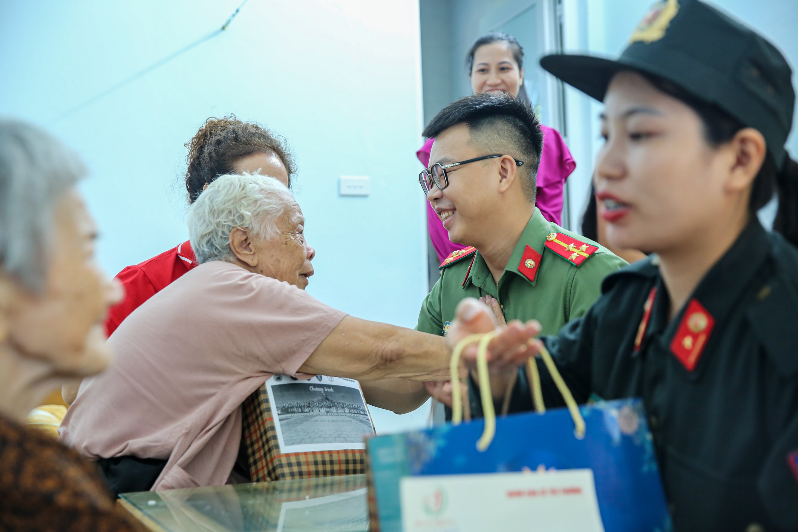 Hòa tiếng tri ân, sẻ chia cùng các vợ liệt sĩ  - 3