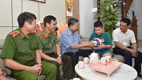 thumbnail - Bé trai con thương binh CAND xúc động nhận trái bóng do Bộ trưởng Tô Lâm trao tặng