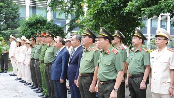 thumbnail - Chủ tịch nước cùng Đảng ủy Công an Trung ương dâng hương tưởng niệm Chủ tịch Hồ Chí Minh