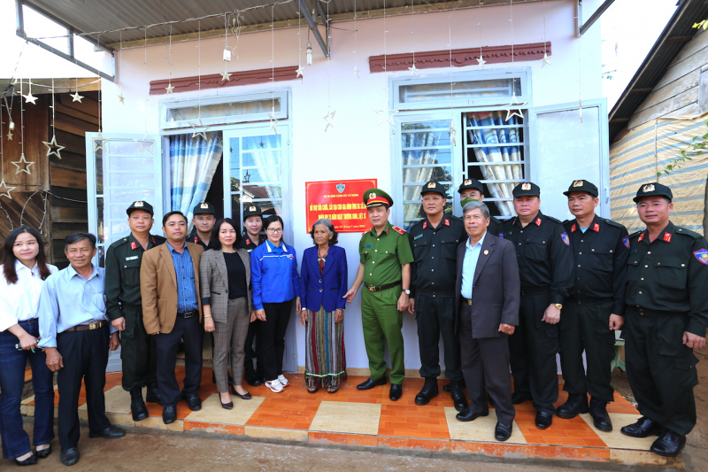 Mobile Police Command presents houses of gratitude to policy families  - 0