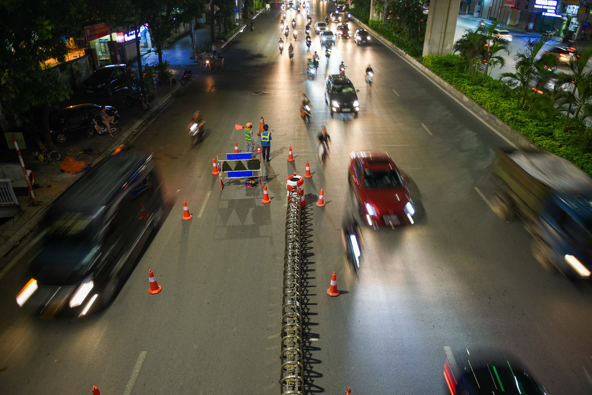 thumbnail - Xuyên đêm lắp đặt dải phân cách cứng trên đường Nguyễn Trãi
