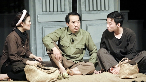 Kịch, Lưu Quang Vũ, Sức sống: Hãy cùng xem bức ảnh về sân khấu kịch nghệ của Lưu Quang Vũ, với sự thể hiện tuyệt vời của các diễn viên trong vở kịch \