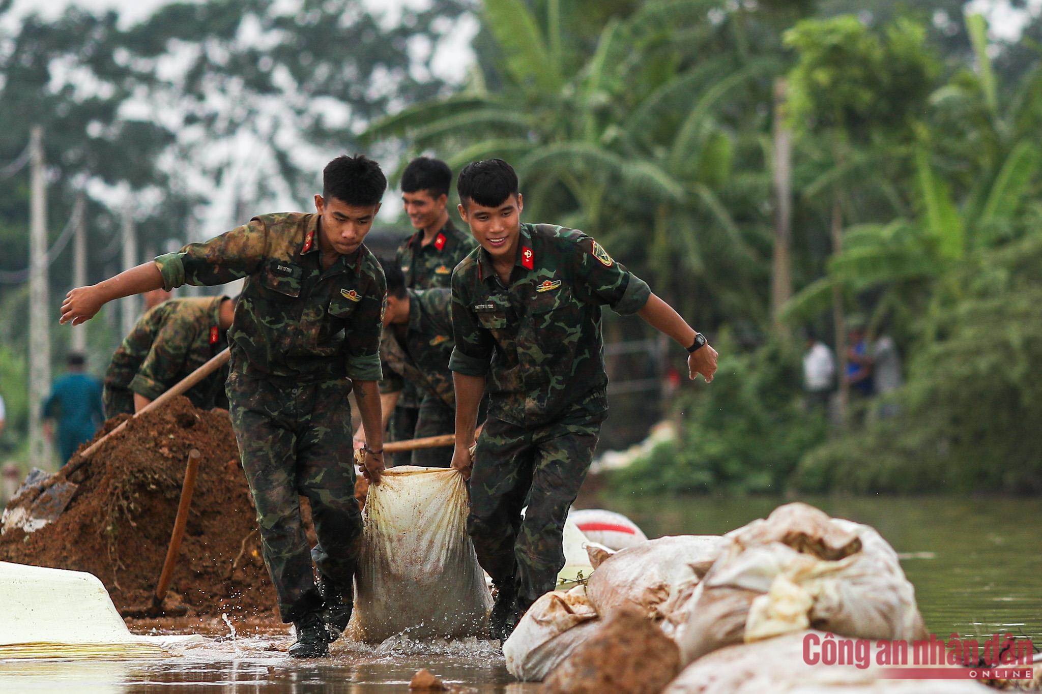 Nước dâng cao, người dân Chương Mỹ lao đao vì ngập -0