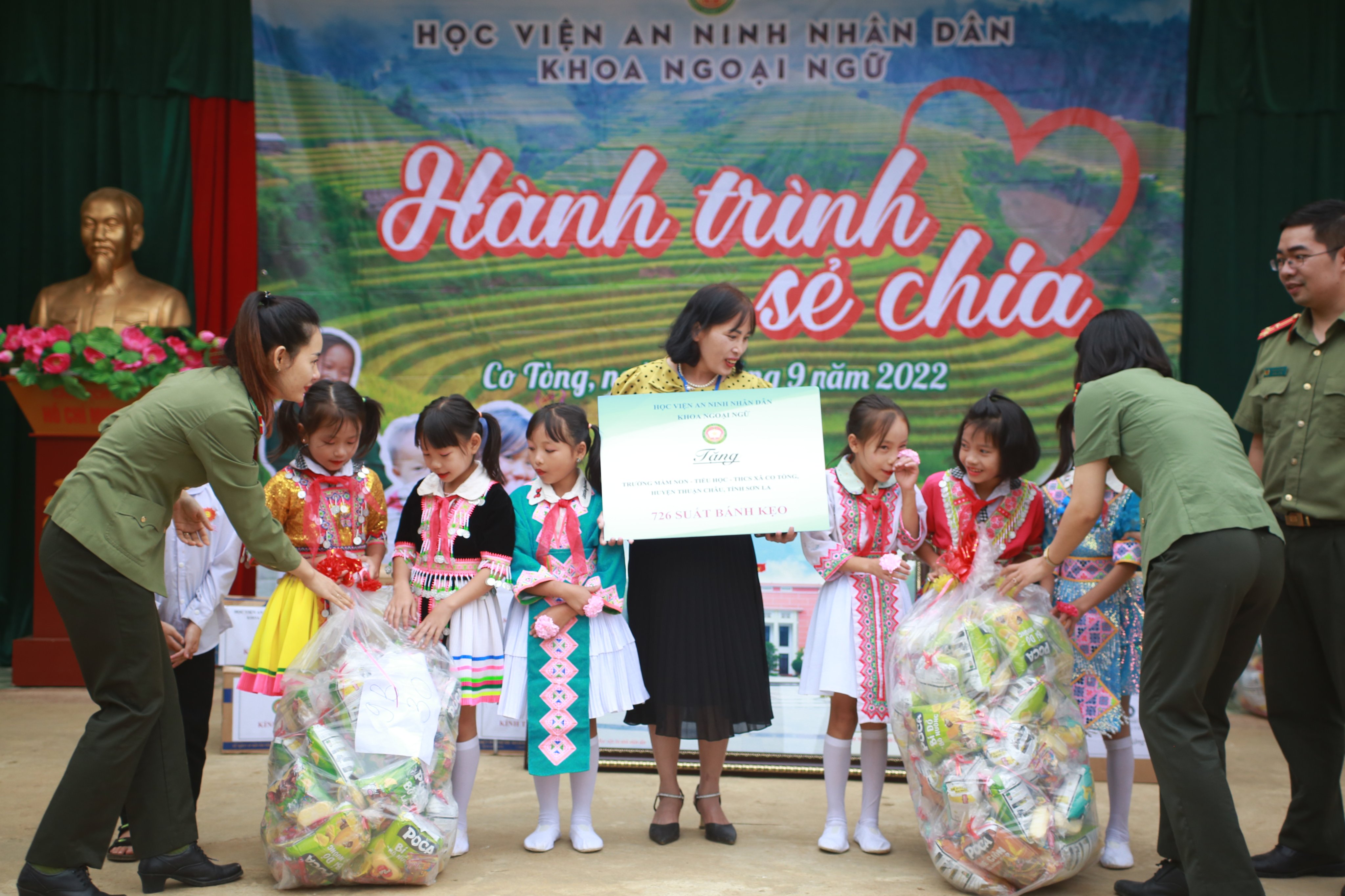 Mang Trung thu đến các em nhỏ vùng cao Sơn La  - 2