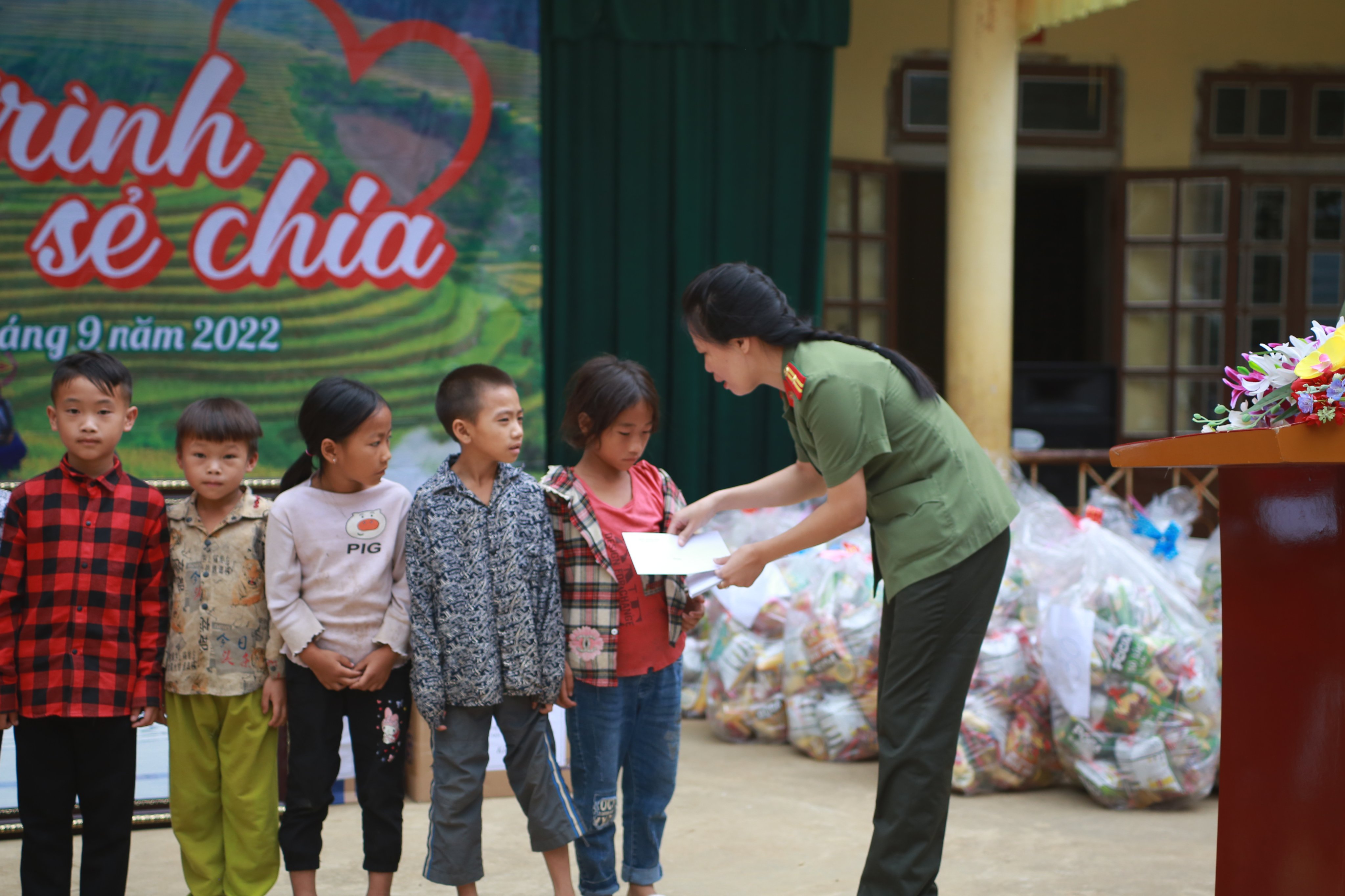 Mang Trung thu đến các em nhỏ vùng cao Sơn La  - 4