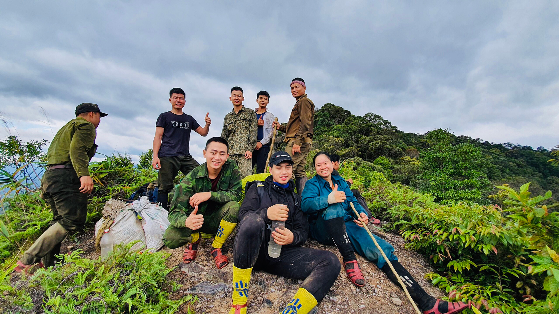 Những bàn chân lặng lẽ khắp nẻo rừng Pù Mát -0