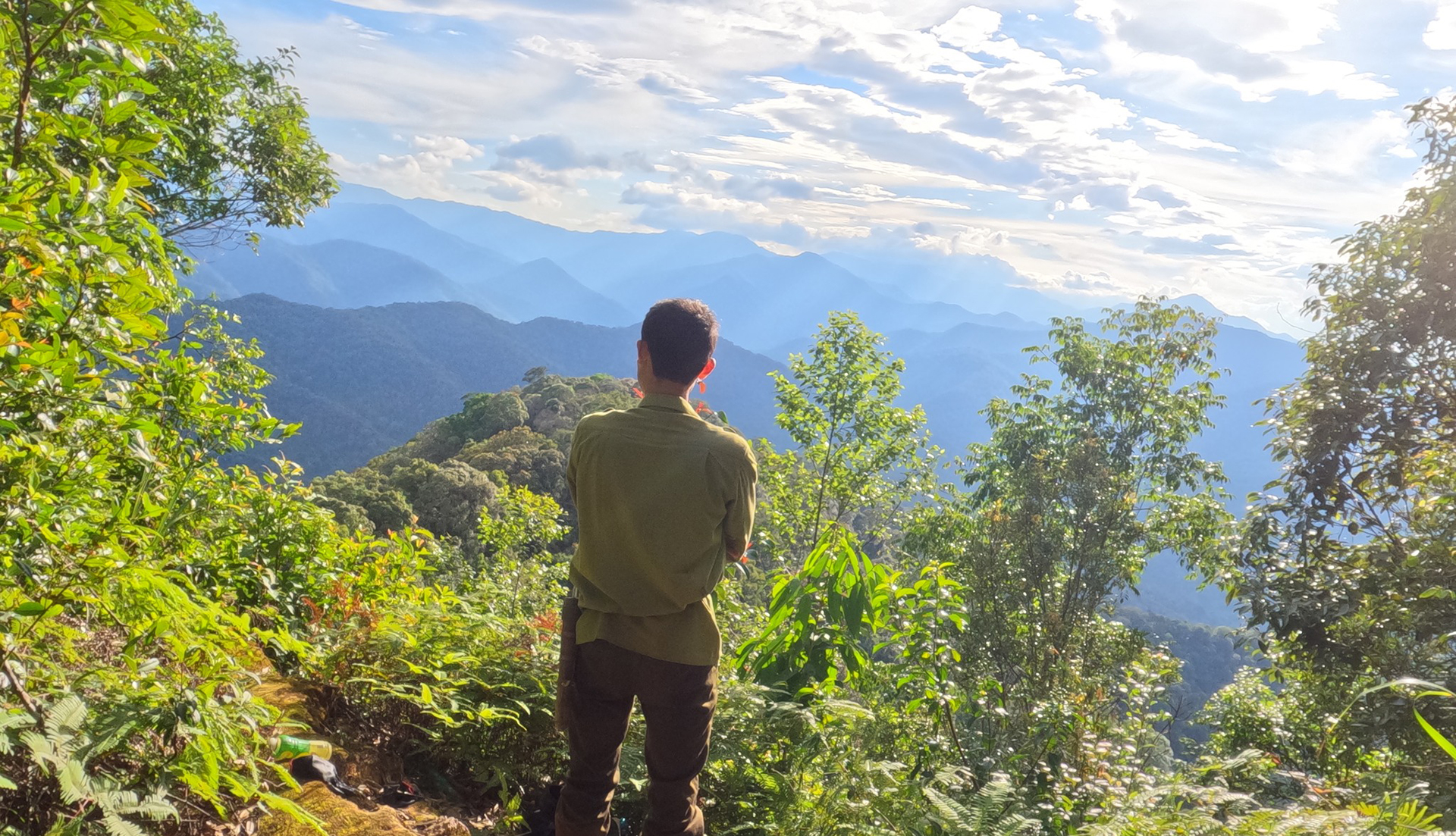 Những bàn chân lặng lẽ khắp nẻo rừng Pù Mát -0