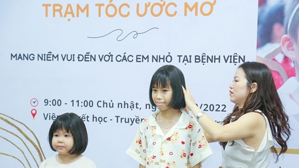 Làm thế nào để lan tỏa thông điệp và khuyến khích người khác tham gia quyên góp tóc cho bệnh nhân ung thư?