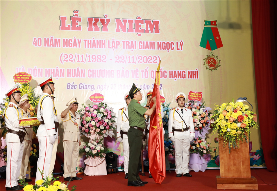 Ngoc Ly Prison receives second-class Fatherland Protection Medal - 0