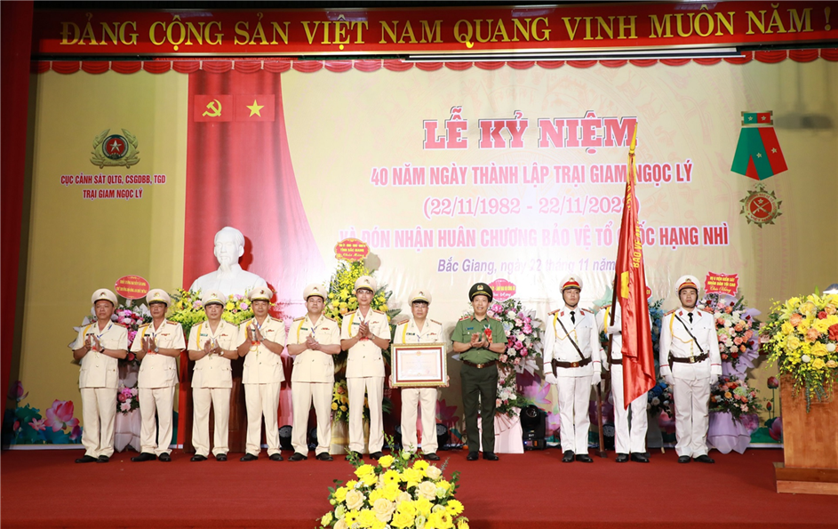 Ngoc Ly Prison receives second-class Fatherland Protection Medal - 1