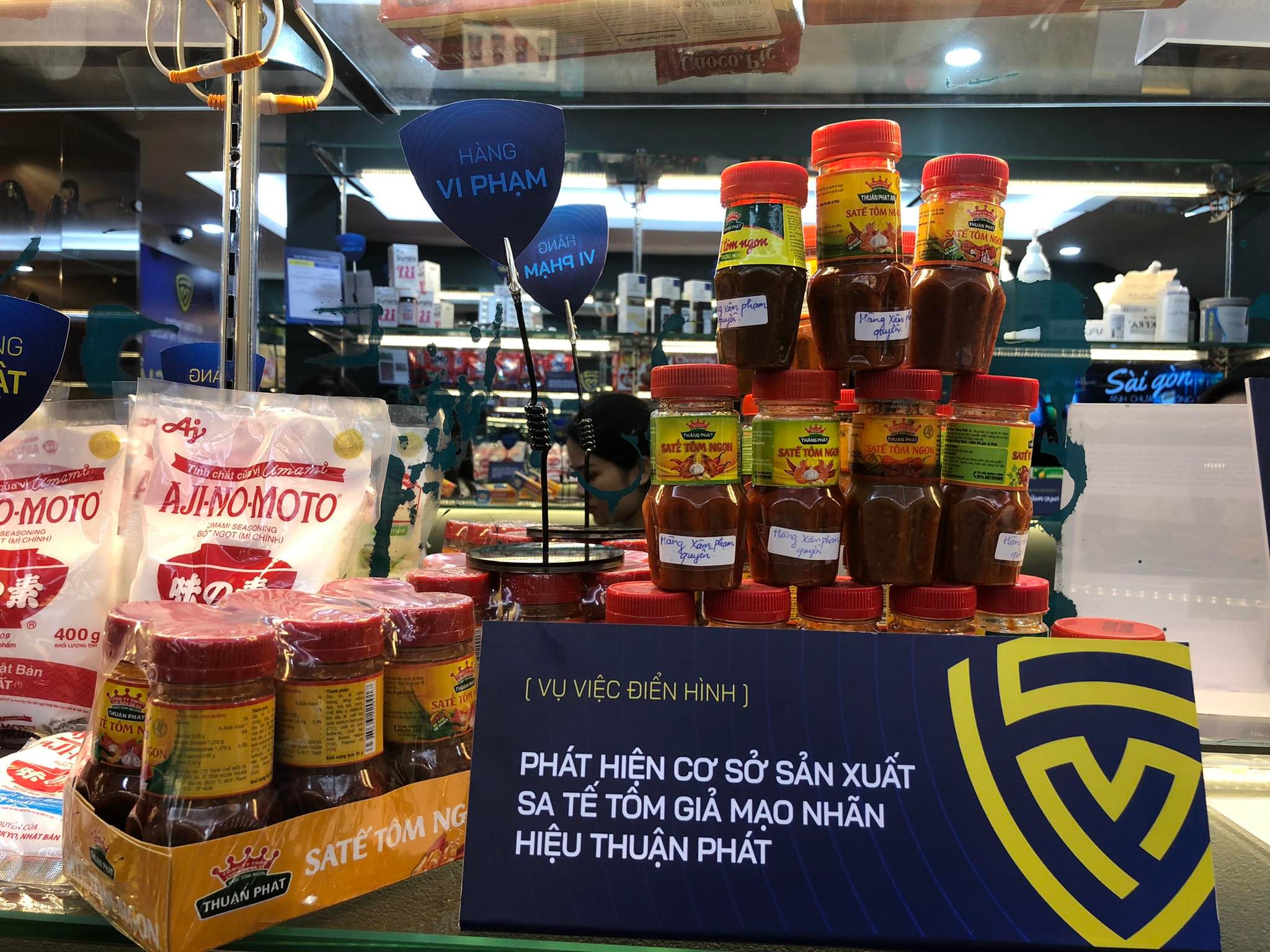 Trưng bày hàng thật - hàng giả để người tiêu dùng nâng cao nhận thức về biện pháp phòng tránh -0