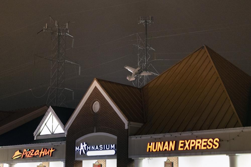 Máy bay đâm vào cột điện cao thế, hơn 120.000 người mất điện  - 0