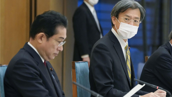 日本の首相は、4番目の大臣が辞任した後に発言します