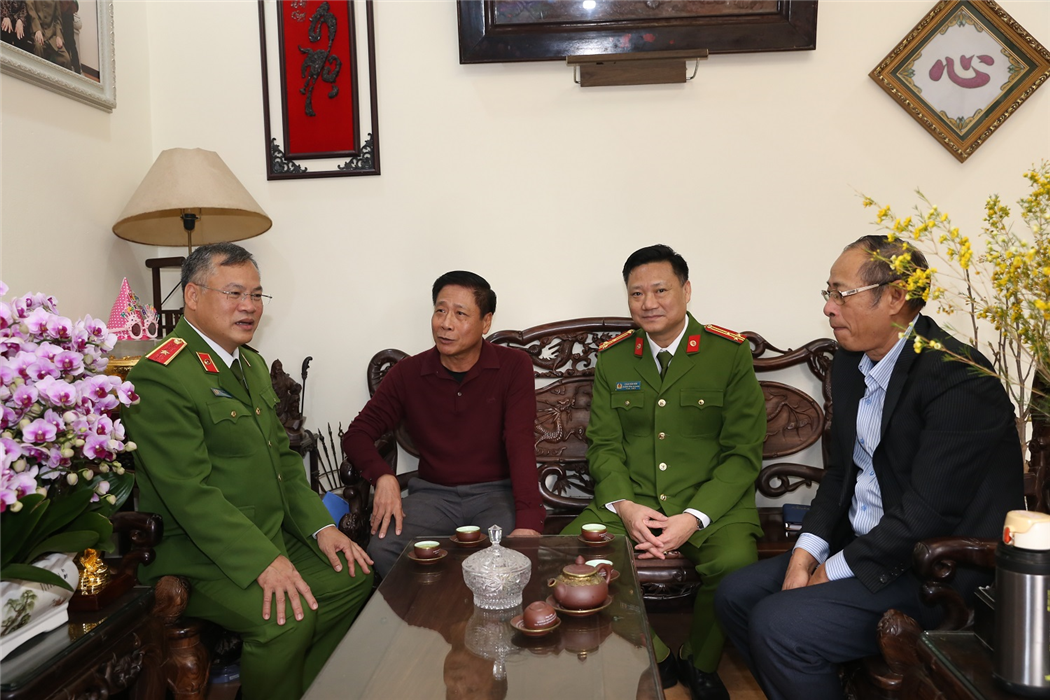 Thứ trưởng Nguyễn Văn Long thăm hỏi, chúc Tết gia đình các đồng chí cố lãnh đạo Bộ Công an qua các thời kỳ -2