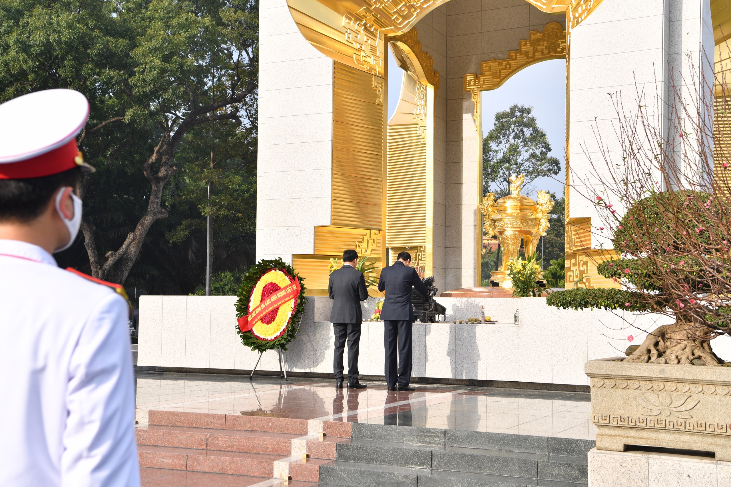 Chủ tịch nước và kiều bào dâng hương, thả cá chép tại Hoàng thành Thăng Long - 1