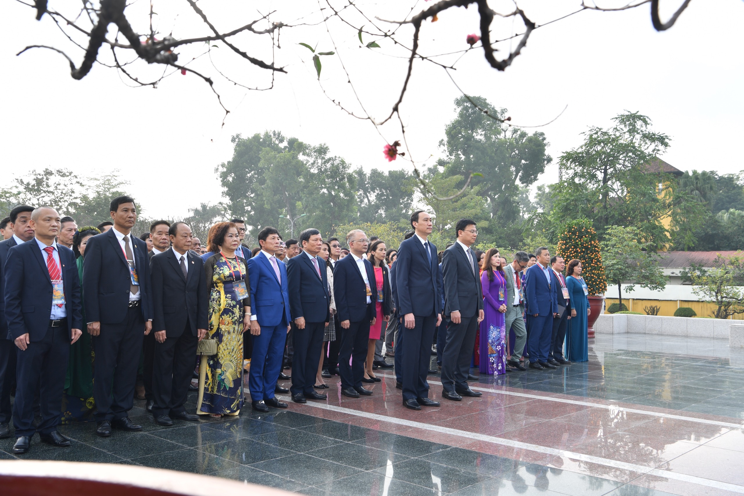 Chủ tịch nước và kiều bào dâng hương, thả cá chép tại Hoàng thành Thăng Long - 2