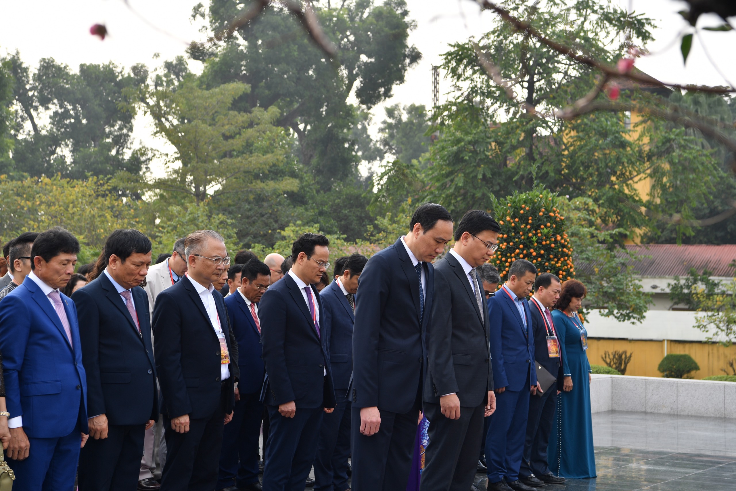 Chủ tịch nước và kiều bào dâng hương, thả cá chép tại Hoàng thành Thăng Long - 3