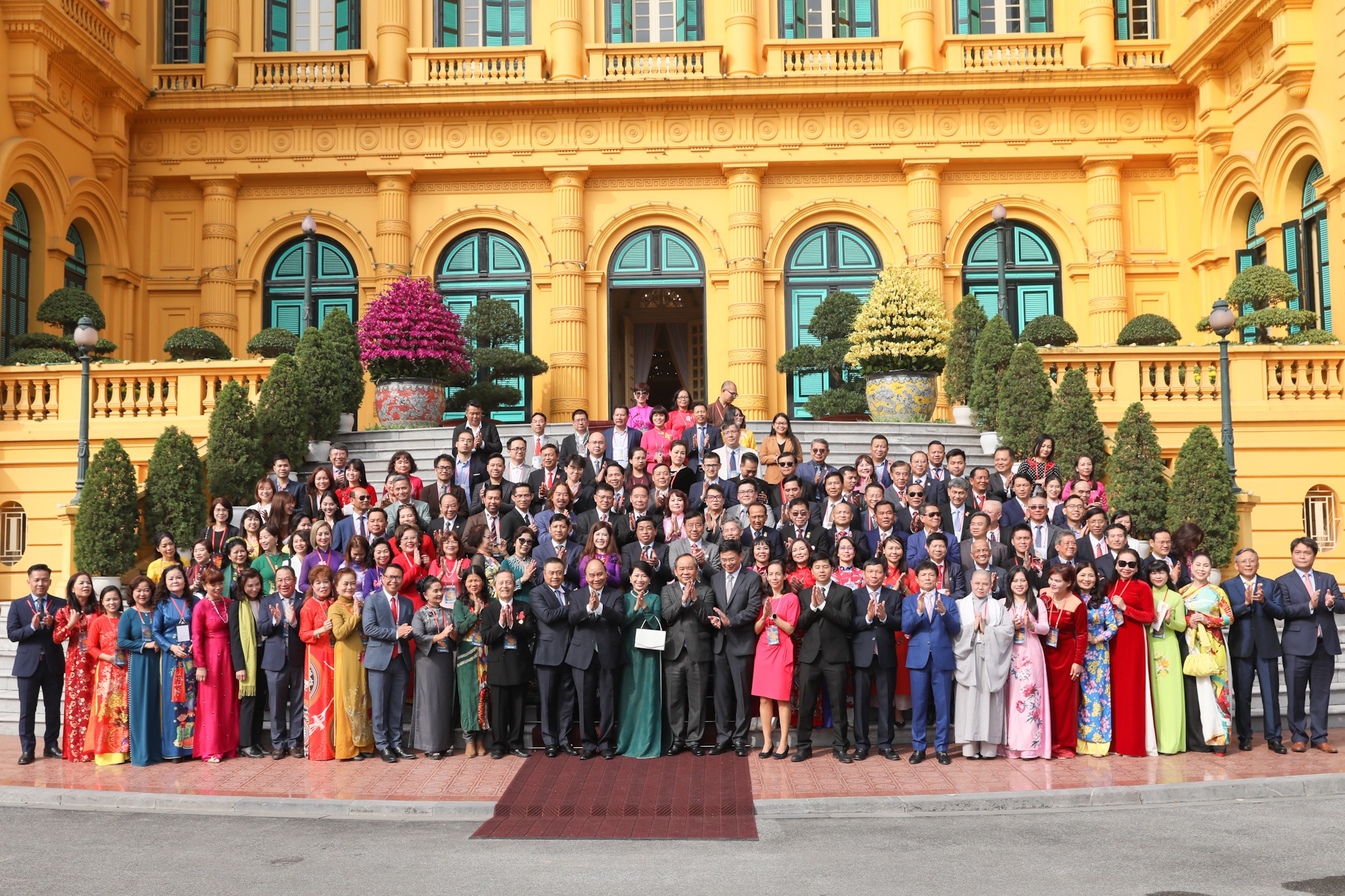 Chủ tịch nước và kiều bào dâng hương, thả cá chép tại Hoàng thành Thăng Long - 2