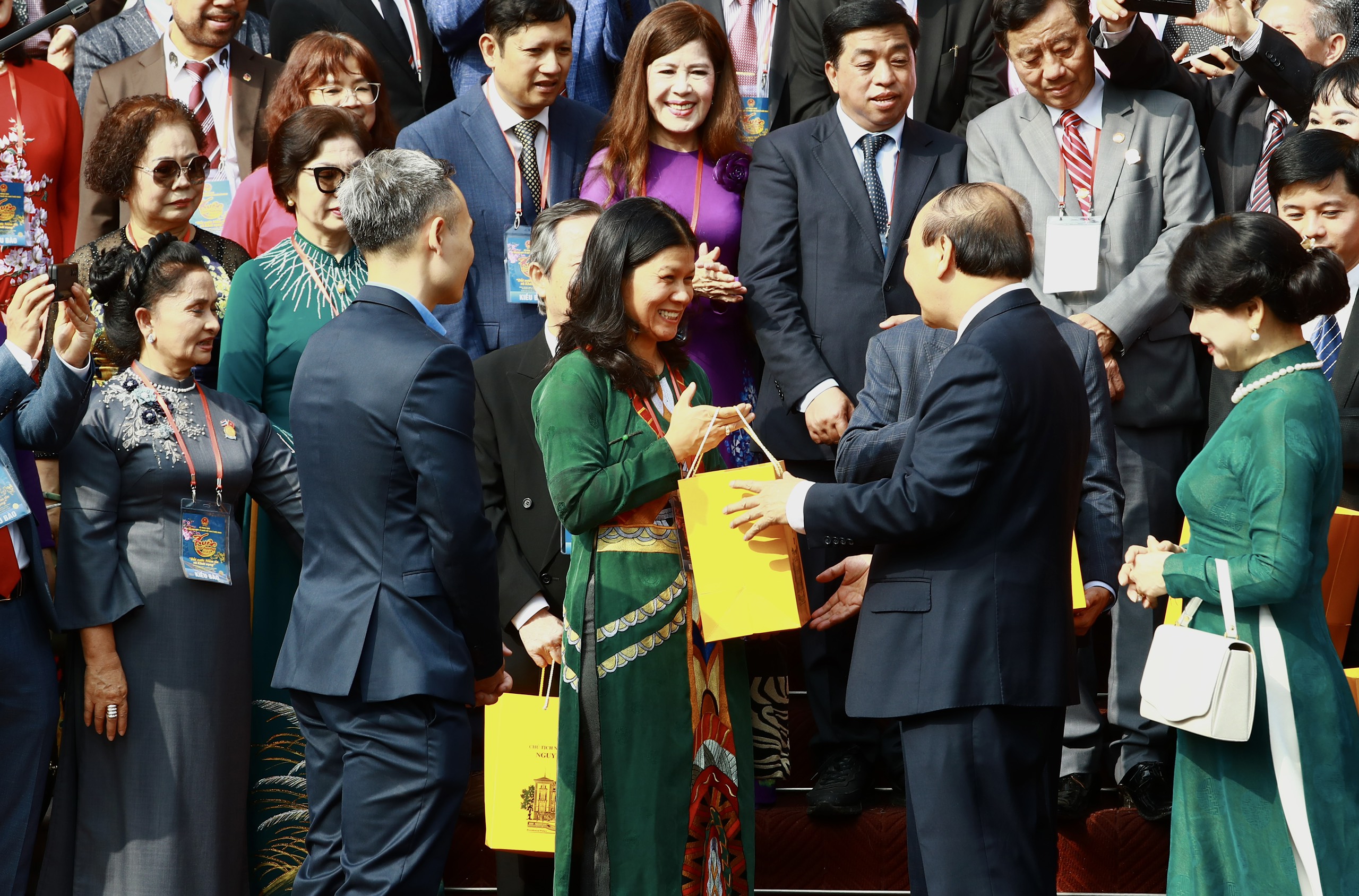 Chủ tịch nước và kiều bào dâng hương, thả cá chép tại Hoàng thành Thăng Long - 3