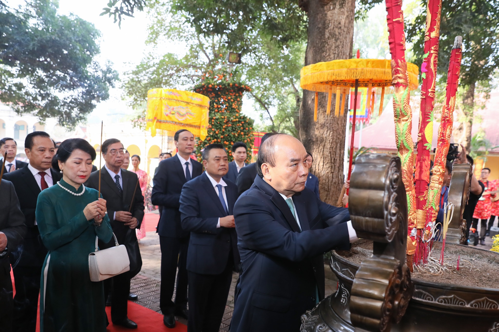 Chủ tịch nước và kiều bào dâng hương, thả cá chép tại Hoàng thành Thăng Long - 1