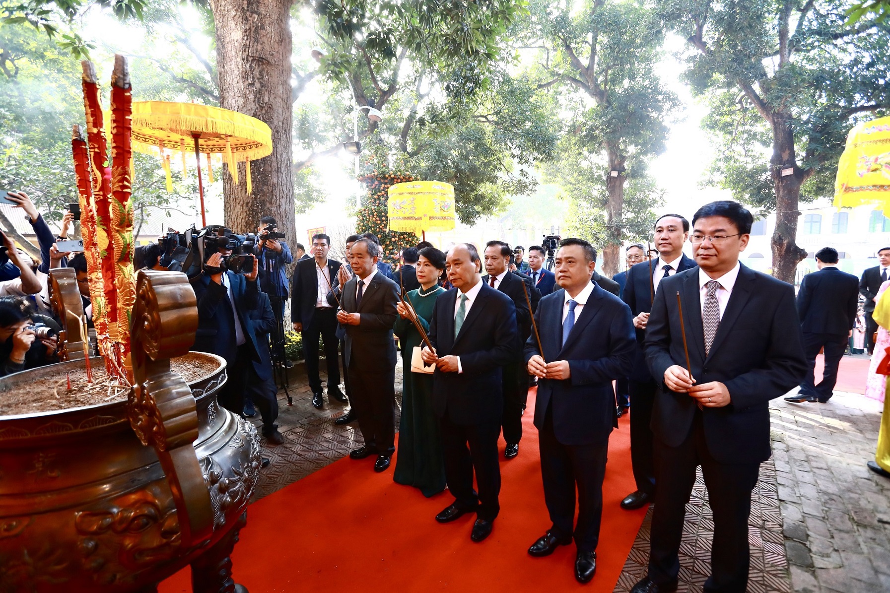 Chủ tịch nước và kiều bào dâng hương, thả cá chép tại Hoàng thành Thăng Long - 2