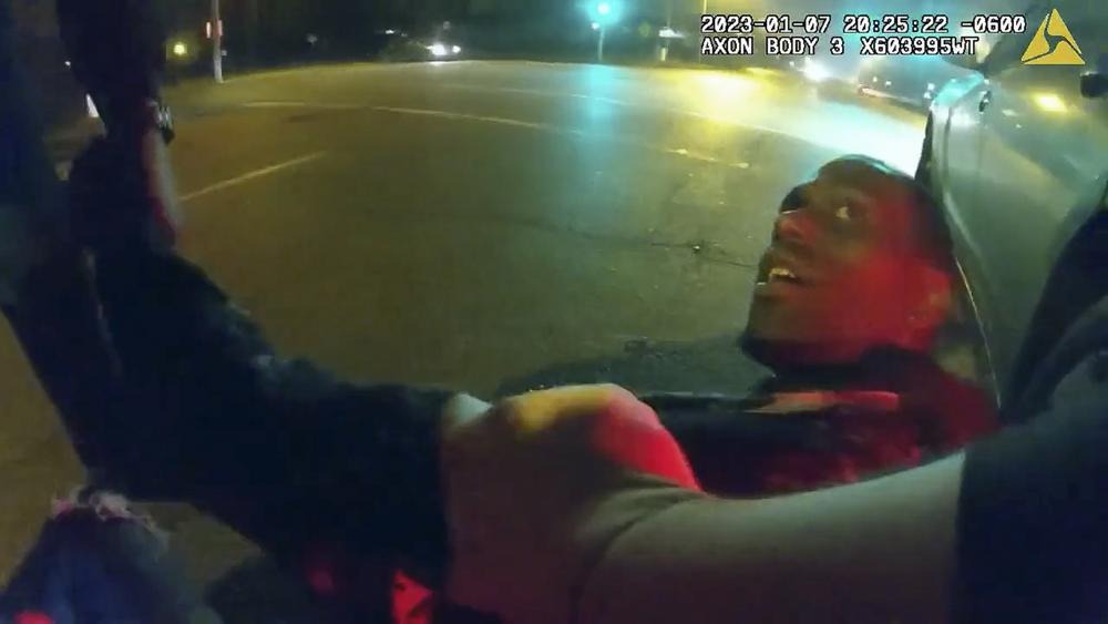 Công bố video gây sốc cảnh sát Mỹ đánh đập dã man người da màu  - 1