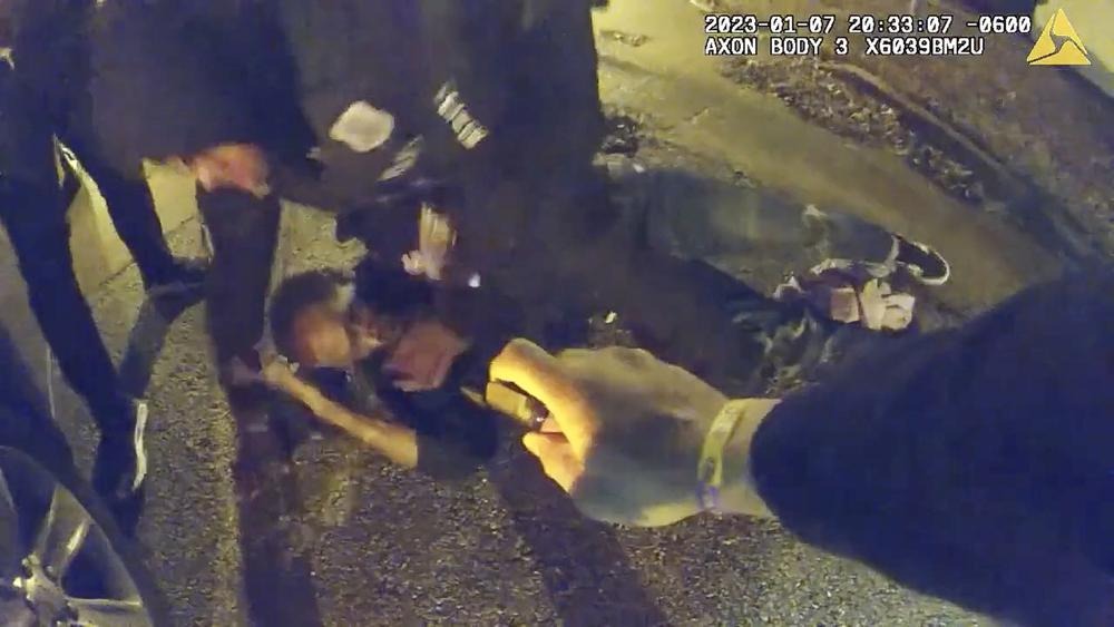 Công bố video gây sốc cảnh sát Mỹ đánh đập dã man người da màu  - 0