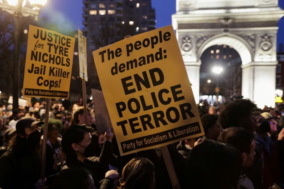 Mỹ giản tán đơn vị cảnh sát sau vụ trấn áp khiến người đàn ông da màu thiệt mạng - 0