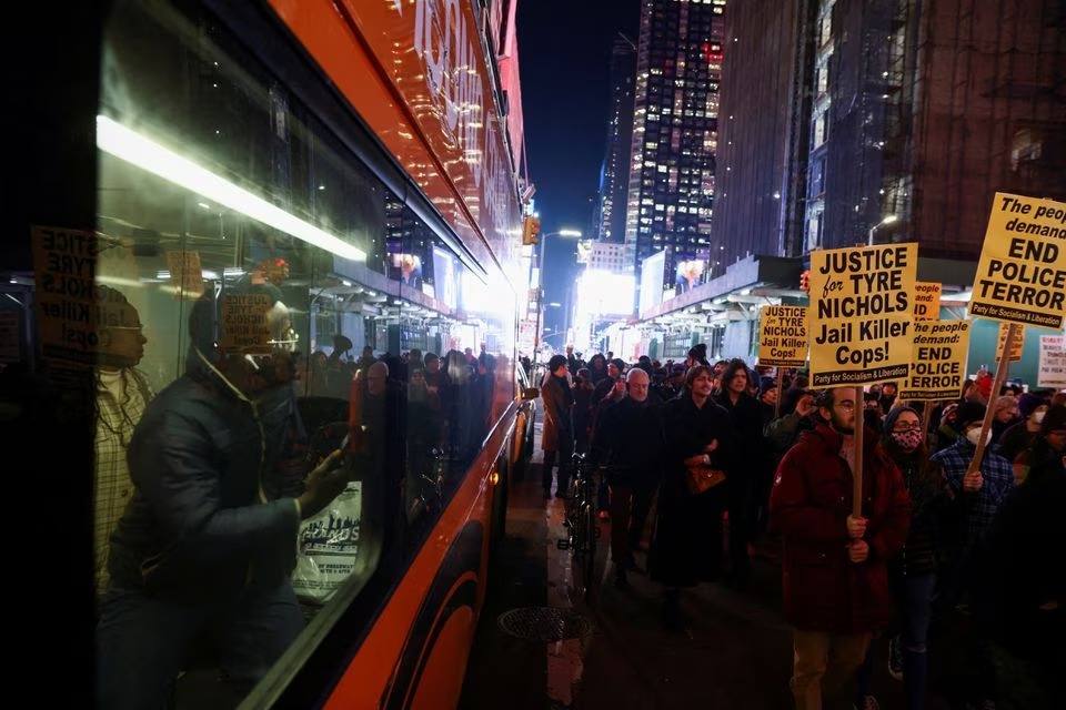 Mỹ giản tán đơn vị cảnh sát sau vụ trấn áp khiến người đàn ông da màu thiệt mạng - 2