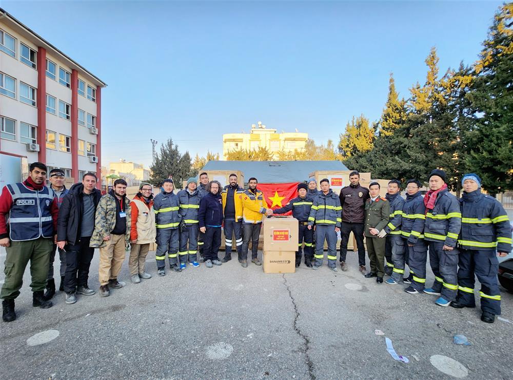 Ministry of Public Security hands over 2 tons of medication to Turkey - 1