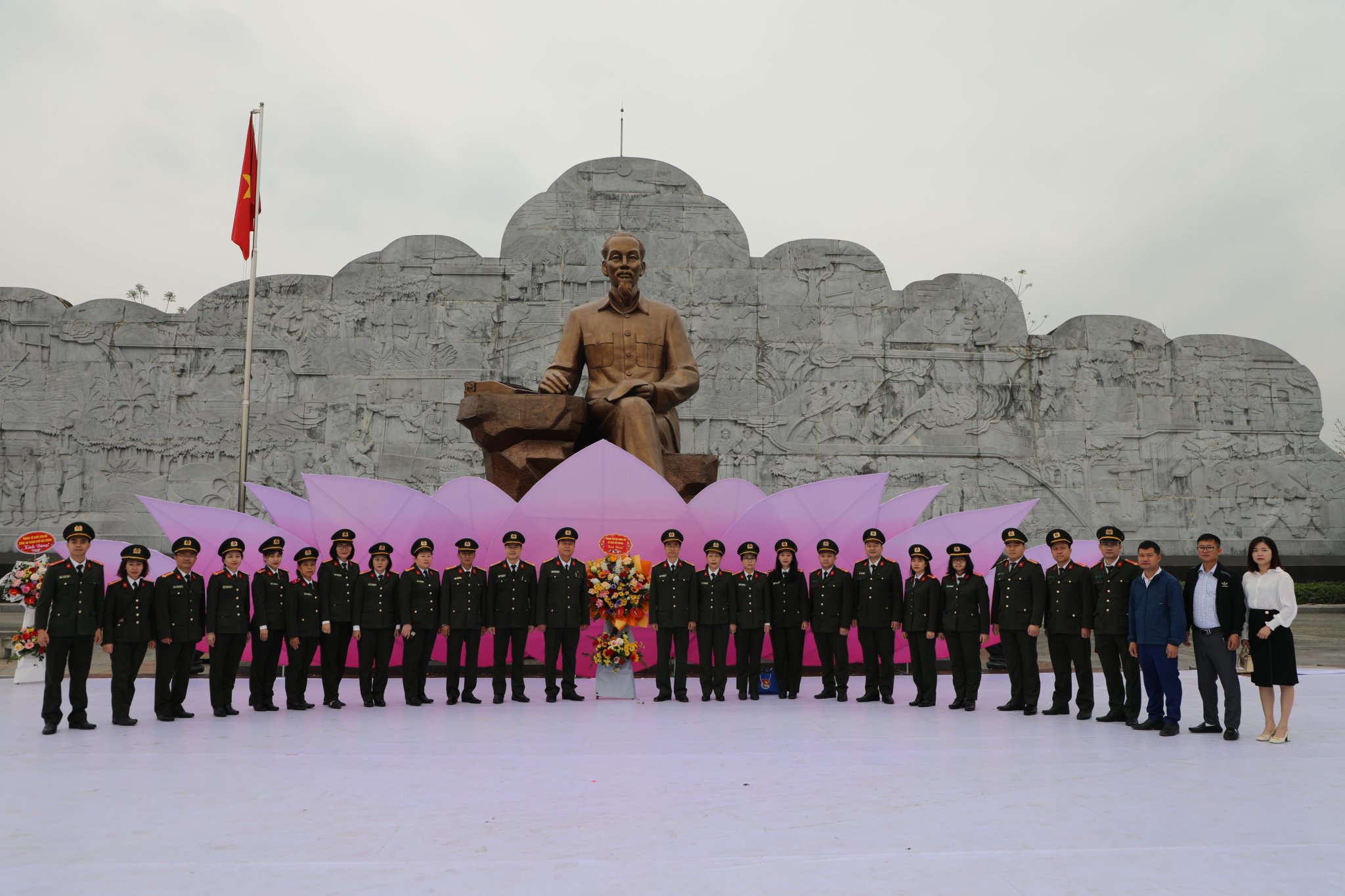 Đoàn công tác Thanh tra Bộ Công an và Cục Đối ngoại về thăm nơi khởi nguồn Sáu điều Bác Hồ dạy  - 0