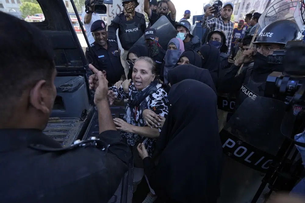 Pakistan huy động quân đội dẹp loạn sau vụ bắt giữ cựu thủ tướng  - 1