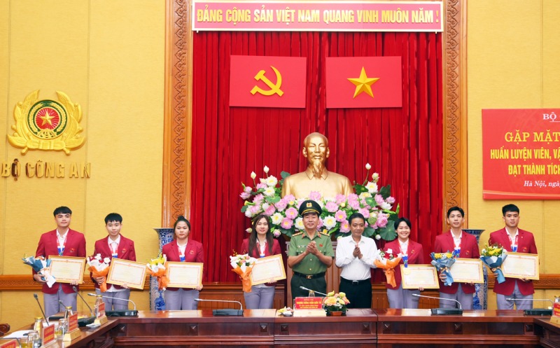 Ministry of Public Security honors sports coaches and athletes participating in the 32nd SEA Games - 1