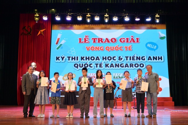 Trao giải vòng quốc tế Kỳ thi Khoa học và Tiếng Anh Kangaroo - Báo Công an  Nhân dân điện tử