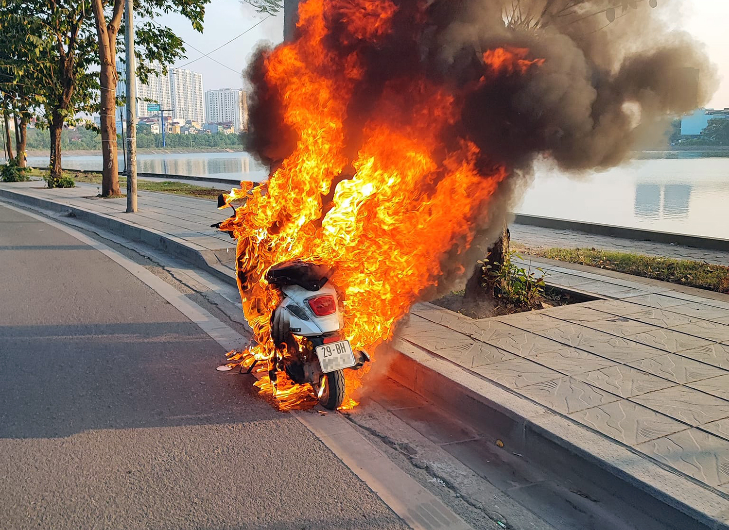 Xe máy cháy ngùn ngụt, bị thiêu rụi hoàn toàn - Báo Công an Nhân dân điện tử